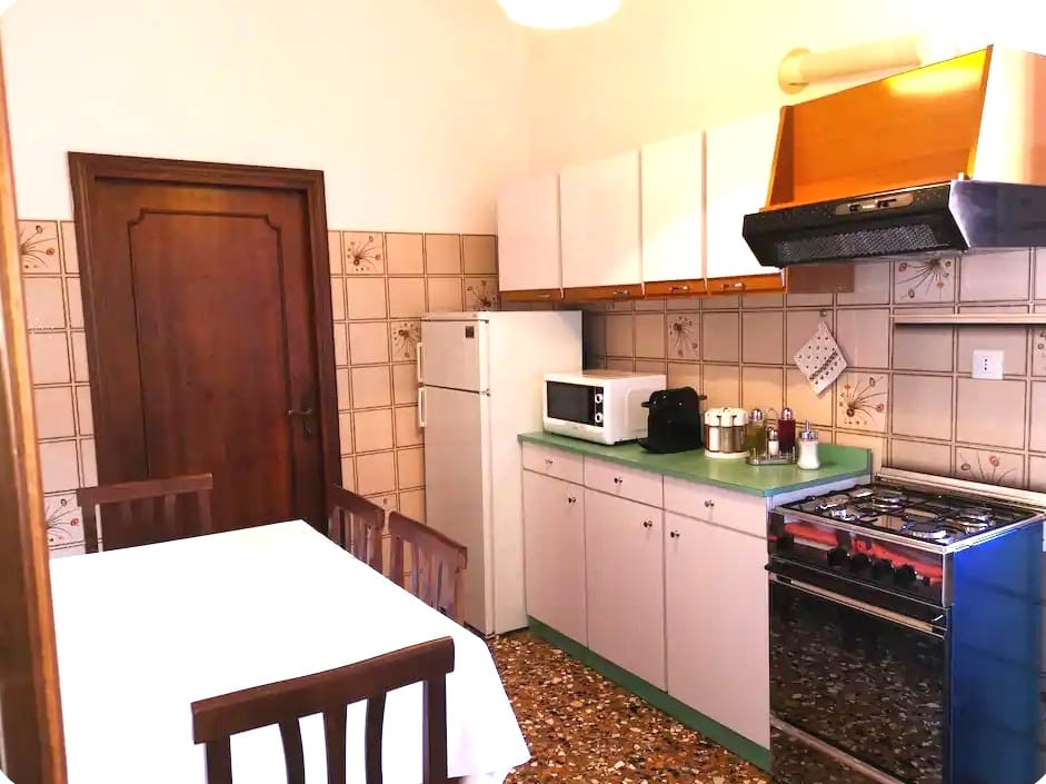 Cucina attrezzata con forno, microonde e macchina del caffè - Cà Letizia