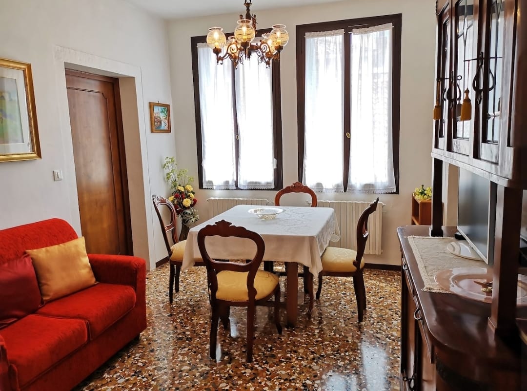 Soggiorno d'epoca con arredi originali e pavimento in terrazzo - Cà Letizia Venezia